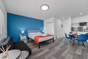 1 bedroom, desk, iron/ironing board, travel cot - MARINER M44 · Amazing 1/1 Bedroom Steps away from the beach (Hollywood)