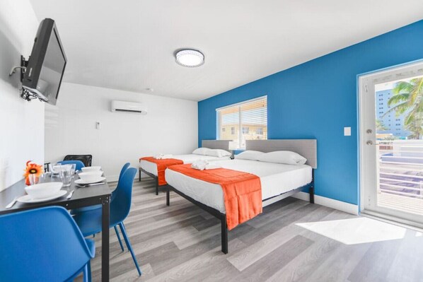 1 chambre, bureau, fer et planche à repasser, lit parapluie