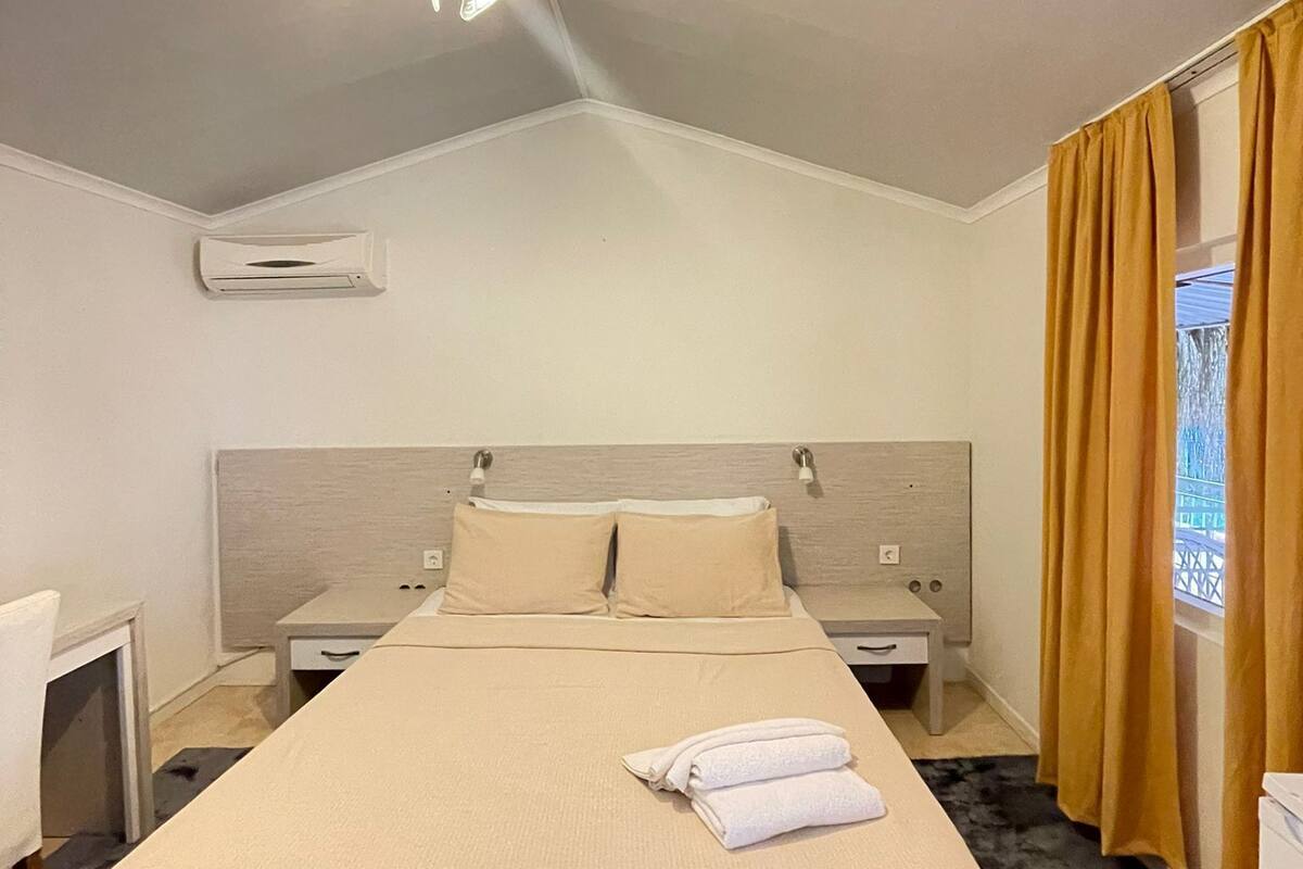 Egyptian cotton sheets, premium bedding, minibar, desk