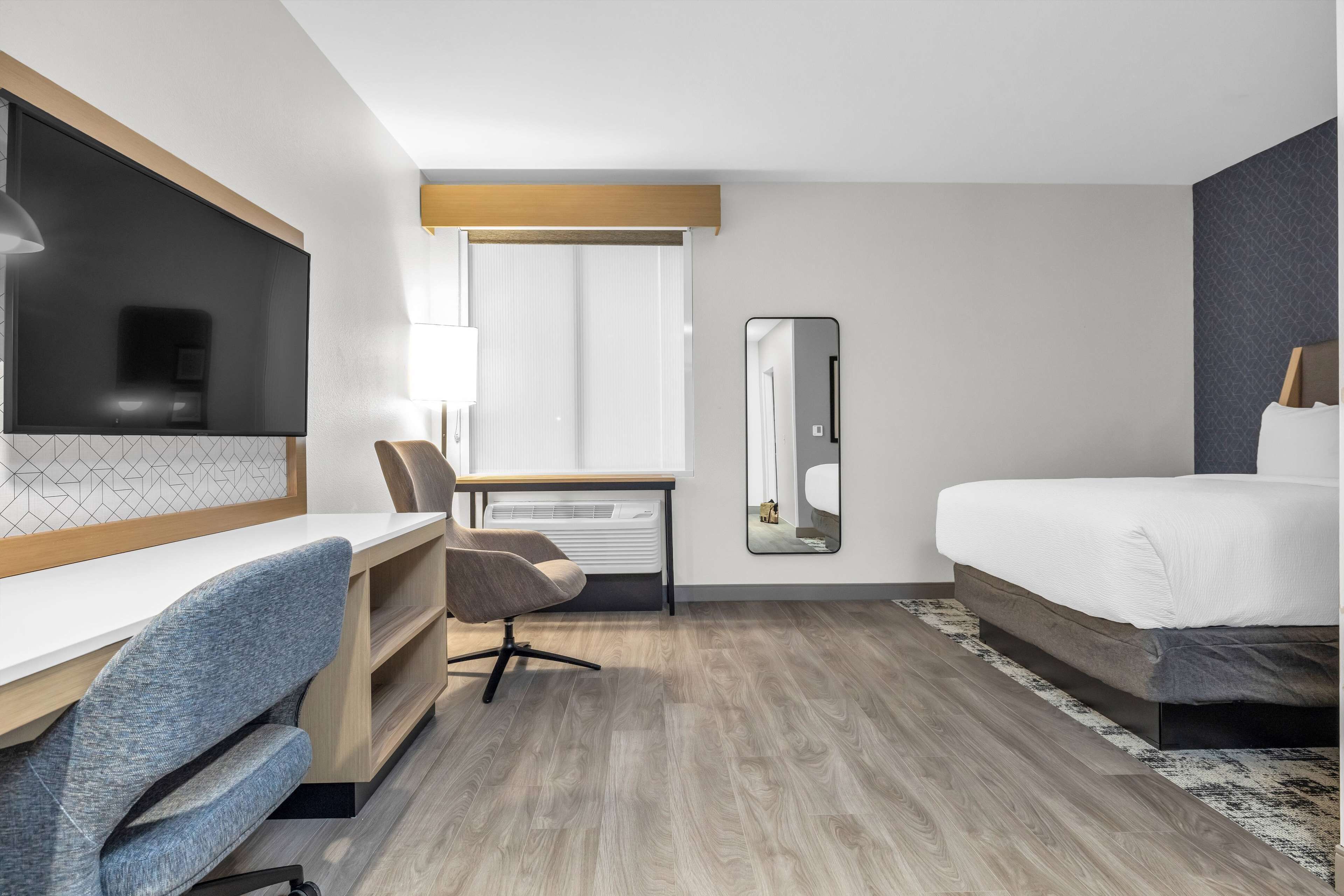 Room, 1 Queen Bed, Non Smoking (Hearing Accessible) | In-room safe, desk, laptop workspace, WiFi (free)