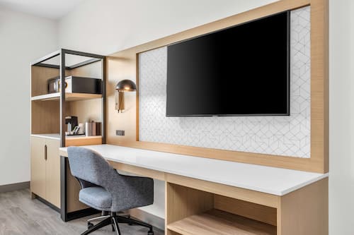 Room, 1 Queen Bed, Non Smoking (Hearing Accessible) | In-room safe, individually decorated, individually furnished, desk