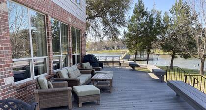 5 BR/4BA OPEN water lake view with Gameroom/hot tub, ready for Family Fun!