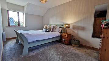 3 kamar tidur, ruang kerja ramah laptop, dan setrika/meja setrika