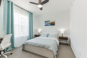 2 habitaciones, escritorio y tabla de planchar con plancha 