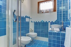Apartment | Bathroom | Shower, rainfall showerhead, hair dryer, bidet - Villa Maria Trilocale - Home and More (Palau)
