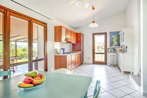 Apartamento | Cocina privada | Frigorífico grande y utensilios de cocina
