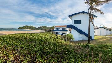 Comfort Room, Ensuite, Beach View | 1 bedroom, in-room safe, bed sheets