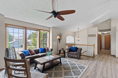 Hot tub! Sleeps 8-11 Upscale Area