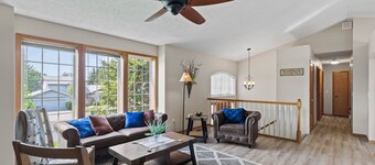 Hot tub! Sleeps 8-11 Upscale Area