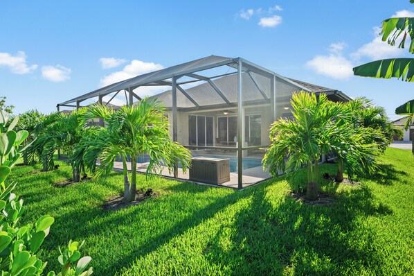 Alberca al aire libre y alberca climatizada