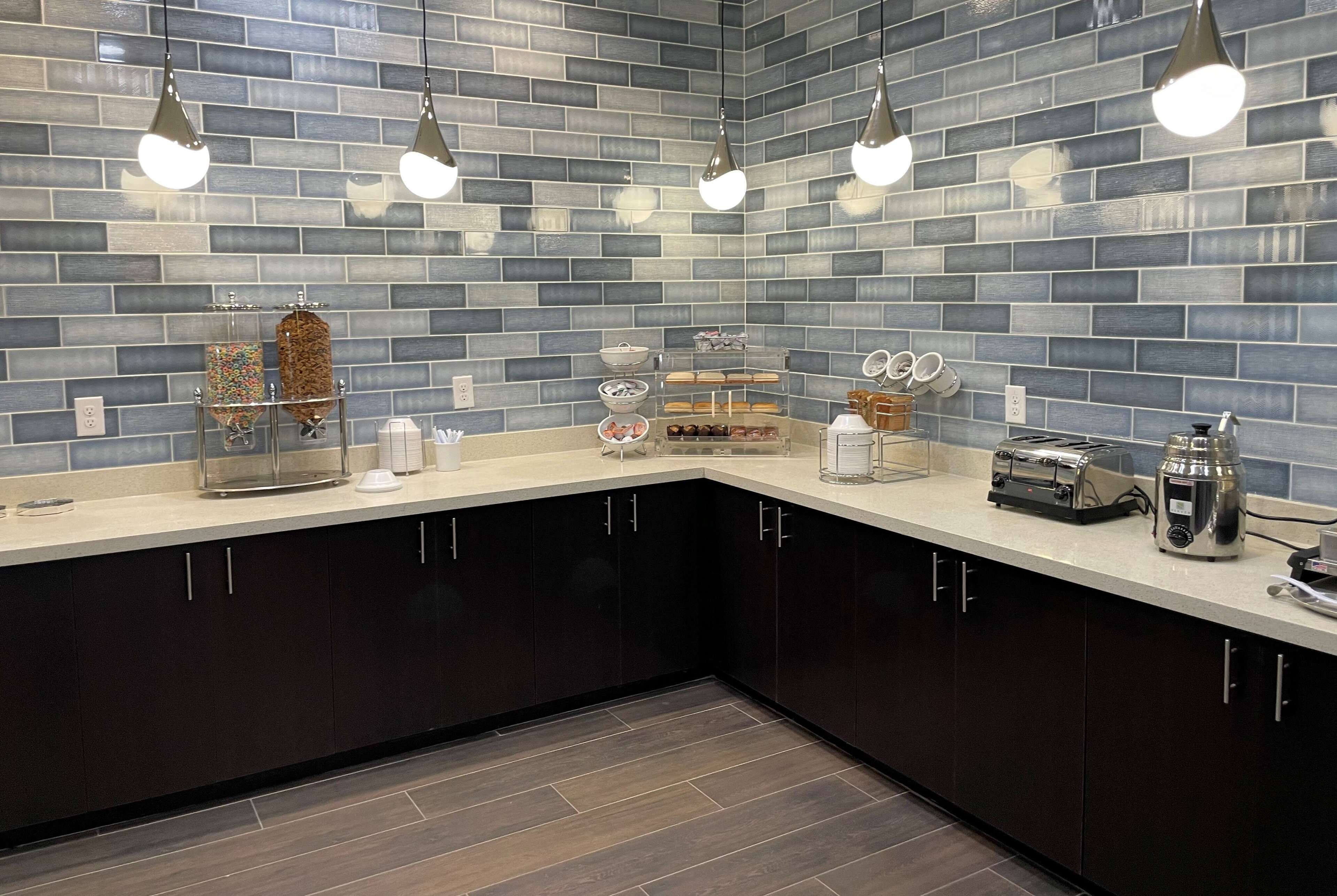 Free full breakfast on weekdays