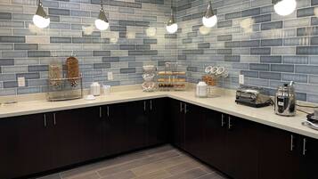 Free full breakfast on weekdays