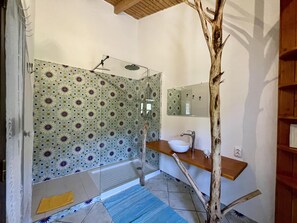 Casa | Baño | Regadera y toallas