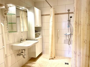 Lägenhet Comfort | Badrum | Dusch, gratis toalettartiklar, hårtork och badrock