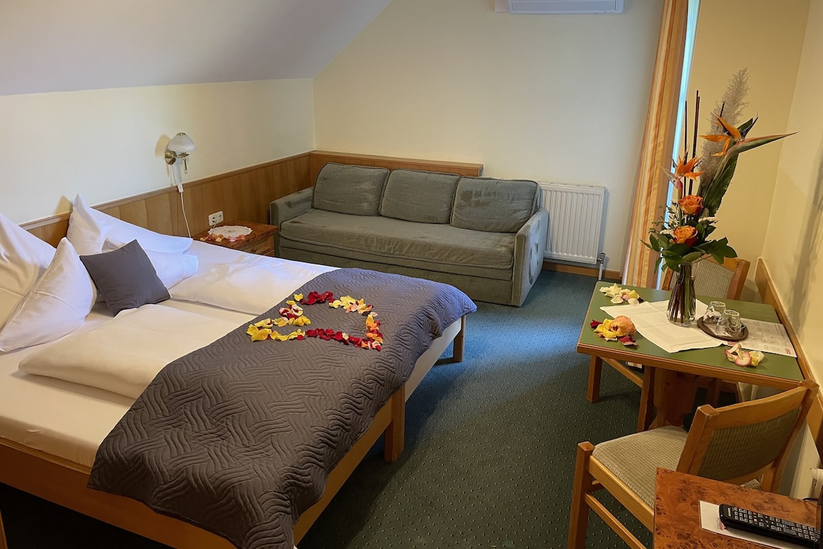Comfort Room | In-room safe, blackout drapes, WiFi (free), bed sheets