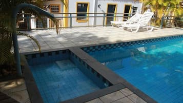 2 piscinas externas, guarda-sóis, espreguiçadeiras