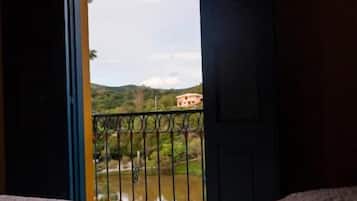 Camas com colchões pillow-top, frigobar