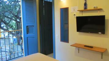 Habitación Confort con 1 cama matrimonial o 2 individuales | Área de sala de estar | Televisión de pantalla plana de 32 pulgadas con canales vía satélite