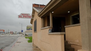 A building with a sign reading "HOTEL EL PATIO".