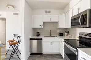 Fridge, microwave, oven, stovetop - Striking 2 Bedroom With Pool in Tempe - 10 min from PHX sky harbor (Tempe)