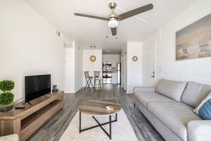 TV - Striking 2 Bedroom With Pool in Tempe - 10 min from PHX sky harbor (Tempe)