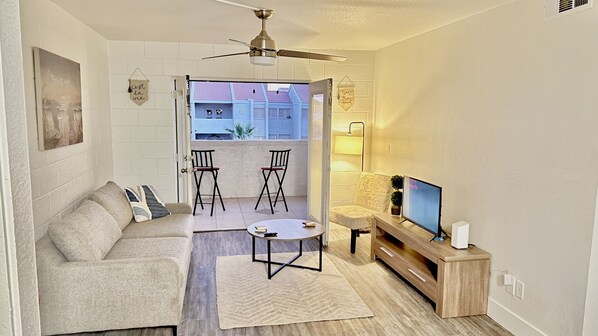 TV - Striking 2 Bedroom With Pool in Tempe - 10 min from PHX sky harbor (Tempe)