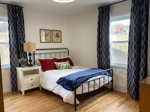 2 soverom, skrivebord, strykejern/-brett og wi-fi (inkludert)