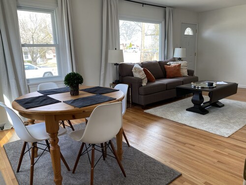 Cozy 2 bedroom + sleeping are close to Grant's Farm trail & 15 min. to downtown