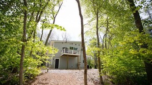 A modern house surrounded by trees. - Luxury Waterfront Tiny House (Harpswell)