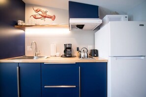 Réfrigérateur, micro-ondes, four, cafetière/bouilloire