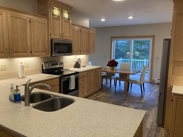 冷蔵庫、電子レンジ、オーブン、コンロ