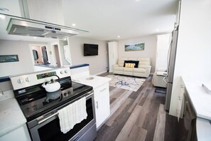 Een koelkast, een microgolfoven, een oven, een kookplaat