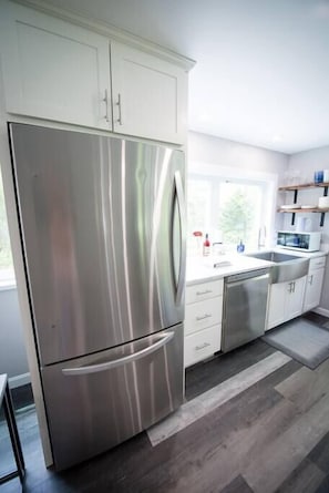 Refrigerador, microondas, horno y parrilla de estufa 