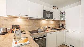 KĂŒhlschrank, Mikrowelle, Ofen, Herdplatte