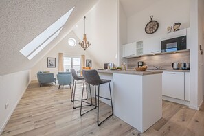 Kylskåp, mikrovågsugn, ugn och spishäll