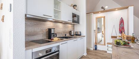 Frigorifero, microonde, forno, piano cottura