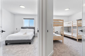 4 habitaciones, escritorio, tabla de planchar con plancha y wifi