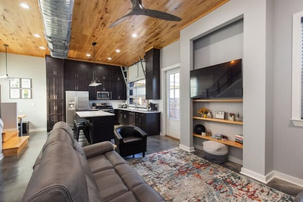 Smart TV, books - Historic Pensacola, a new warehouse inspired home. (Pensacola)