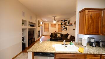 Télévision, cheminée, lecteur de DVD, livres