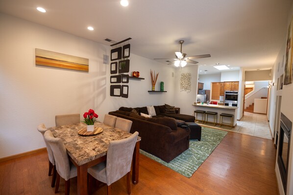 TV, fireplace, DVD player, books