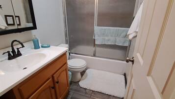 吹风机、毛巾、肥皂、洗发水