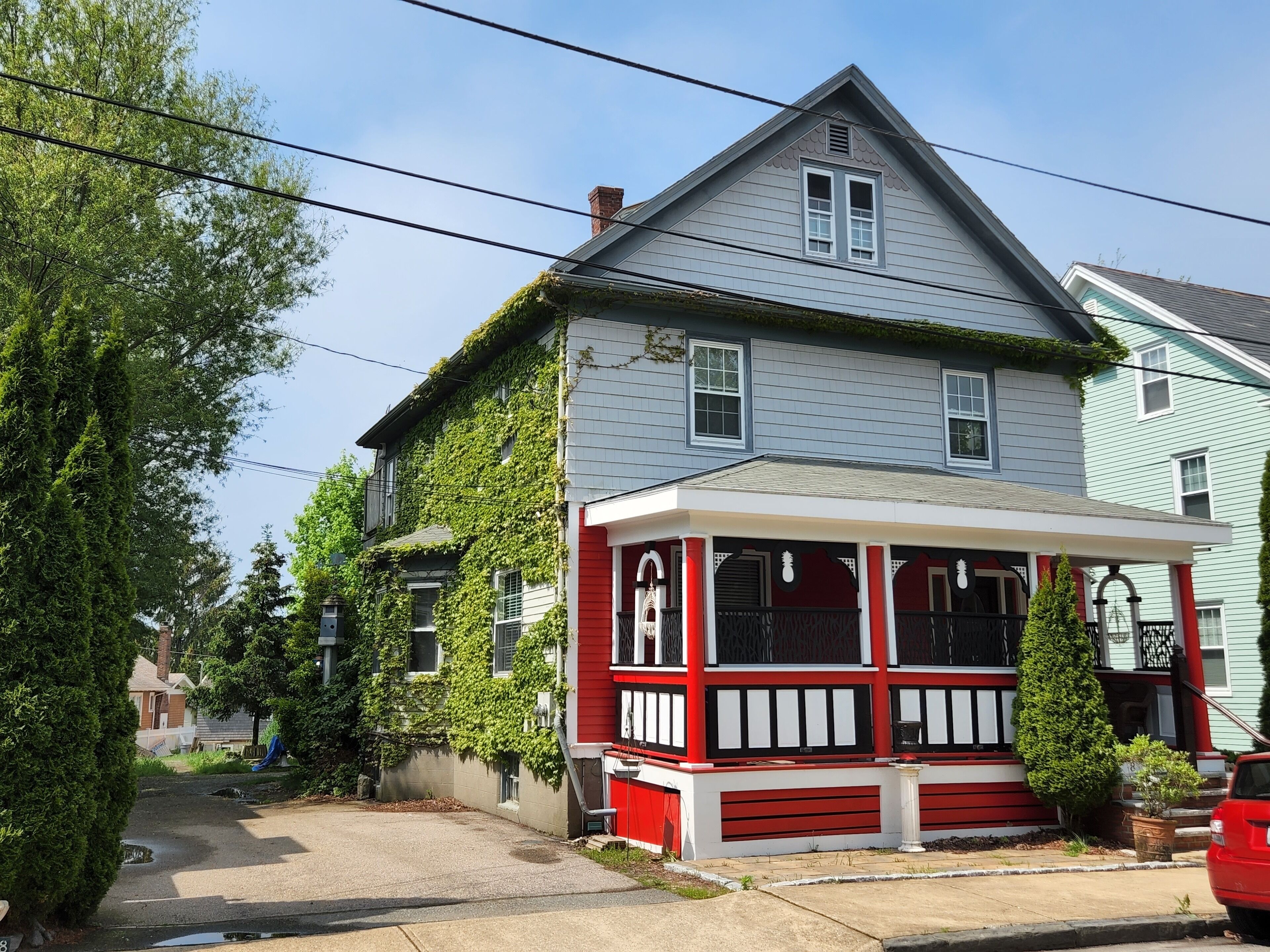 Renovated Newport RI 2nd Floor sunny unit. True Homelike space! 30 day min stay!
