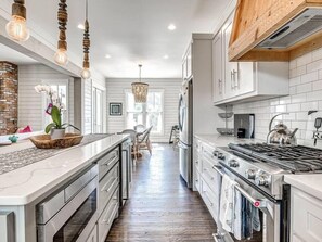 Refrigerador, microondas, horno, placa de cocina