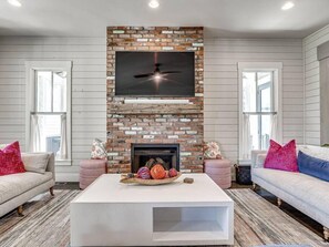 Televisión, chimenea, libros, oficina