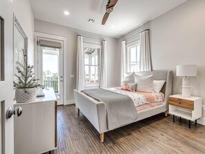 4 bedrooms, desk, travel cot, WiFi