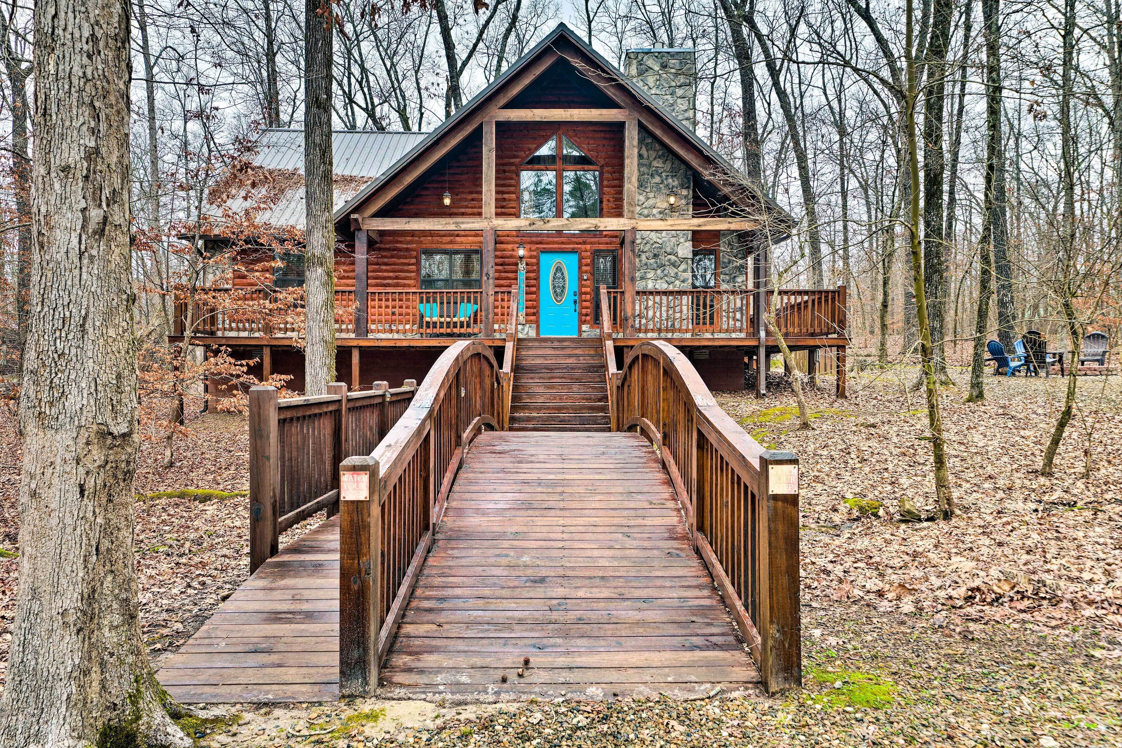 Pet-Friendly Broken Bow Cabin with Hot Tub!
