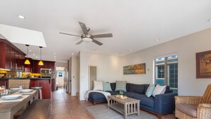 Ein modernes Wohnzimmer mit Sofa, Couchtisch und Essbereich.