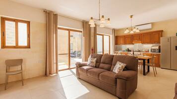 Standard House, Multiple Bedrooms, Refrigerator & Microwave (Nadurija, So Nice Gozitan Villa +) | Ruang tamu | 21 inci sebuah televisyen pintar dengan kabel