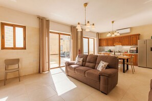 บ้านพักสแตนดาร์ด, หลายห้องนอน, ตู้เย็นและไมโครเวฟ (Nadurija, So Nice Gozitan Villa +) | บริเวณนั่งเล่น | สมาร์ททีวี 21 นิ้ว พร้อมช่องเคเบิล