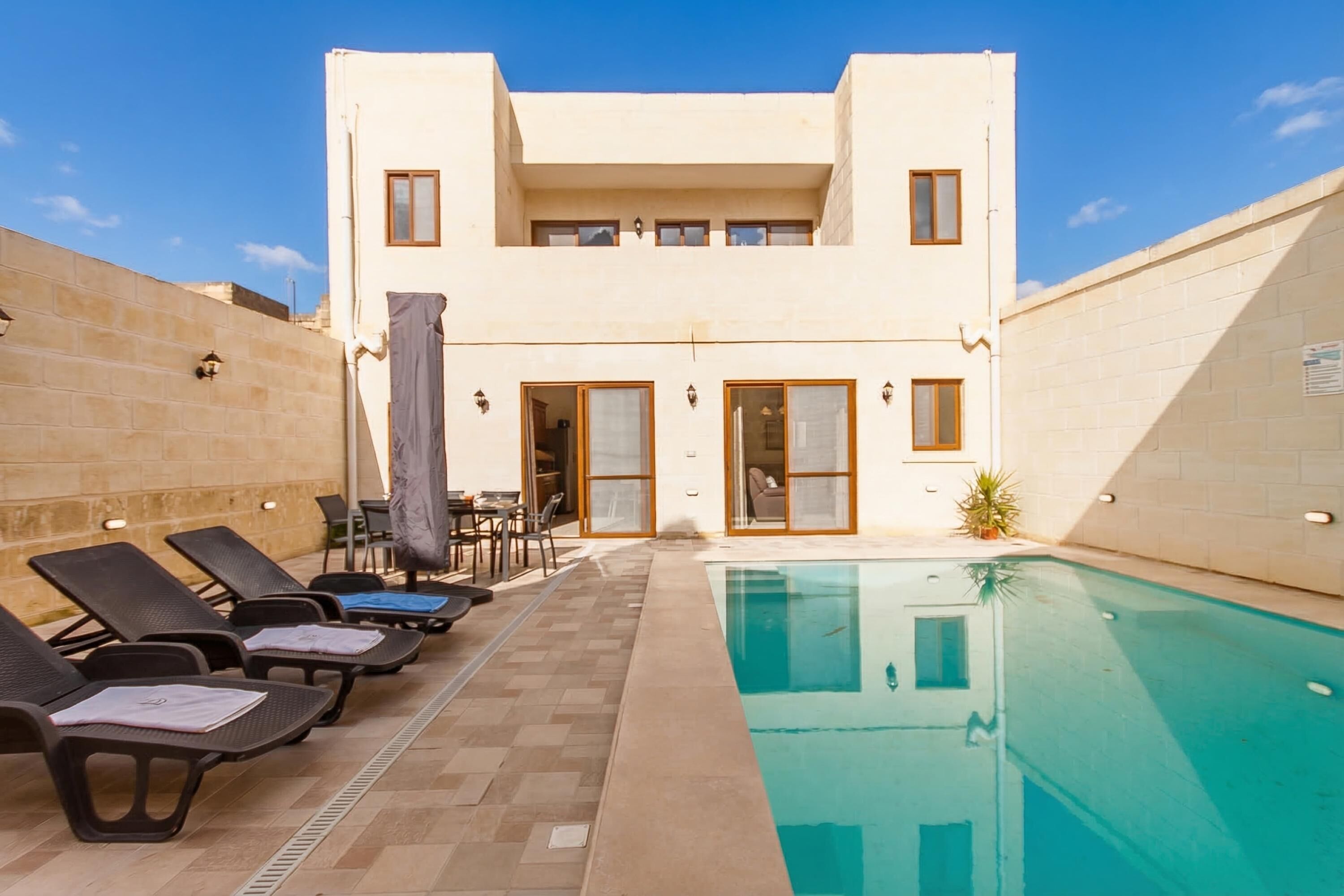Nhà Tiêu chuẩn, nhiều phòng ngủ, tủ lạnh & lò vi sóng (Nadurija, So Nice Gozitan Villa +) | Hồ bơi | Hồ bơi ngoài trời 